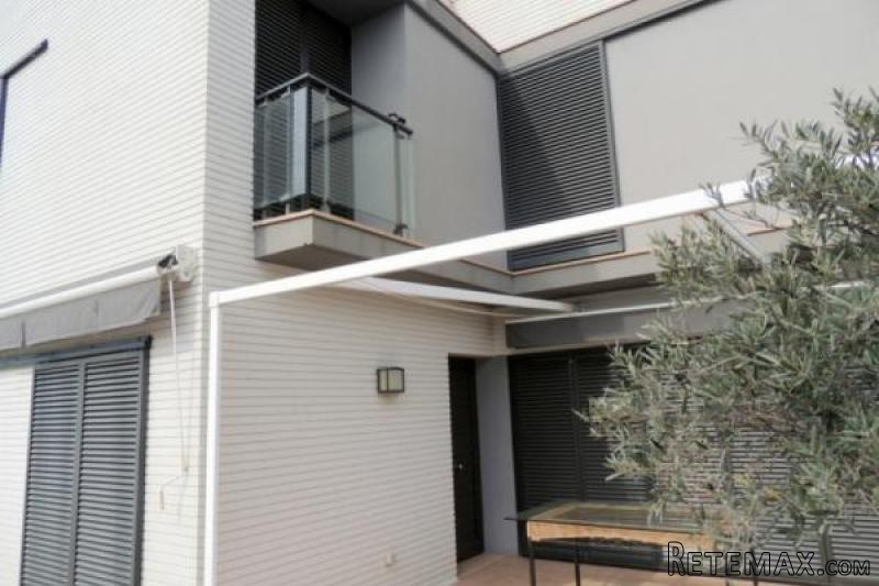 ROSES: Beautiful modern house in a..