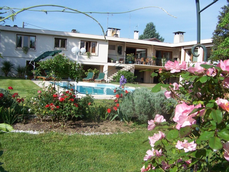 A Magnificent Villa With Separate..