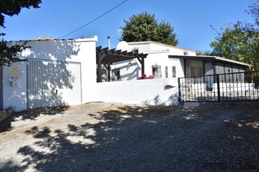 EXCLUSIVE LISTING WITH VOSS HOMES - A large (190m2).. - 4