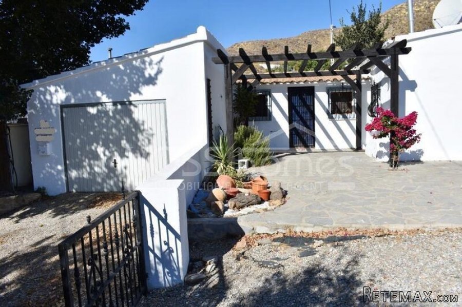 EXCLUSIVE LISTING WITH VOSS HOMES - A large (190m2).. - 7