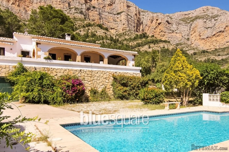Amazing south facing villa in Montgo..