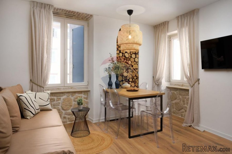 Rovinj, centar, dvosoban stan uređen sa stilom - 10