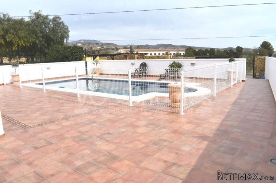 A beautifully presented, very spacious, 2 bedroom, 1.. - 2