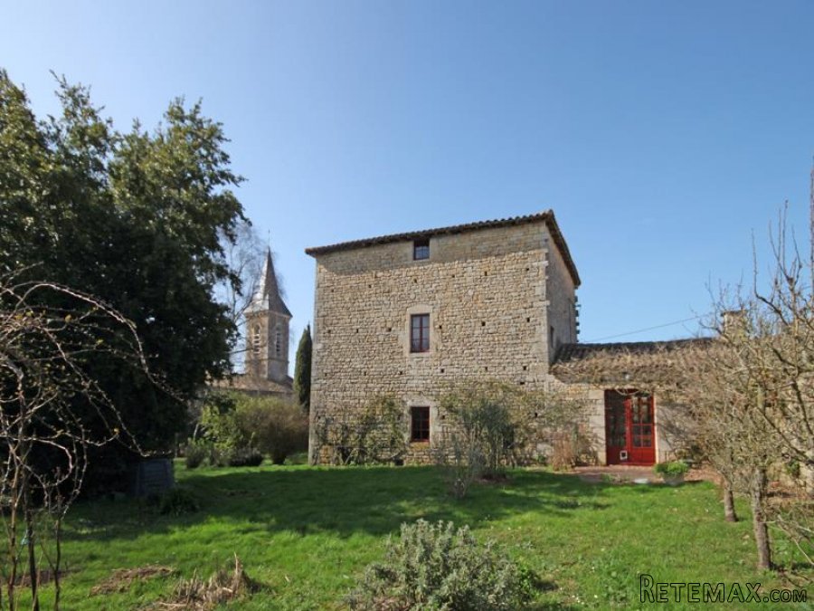 Lusseray (79) - Detached ancient priory (C14th) with 2 bedrooms..