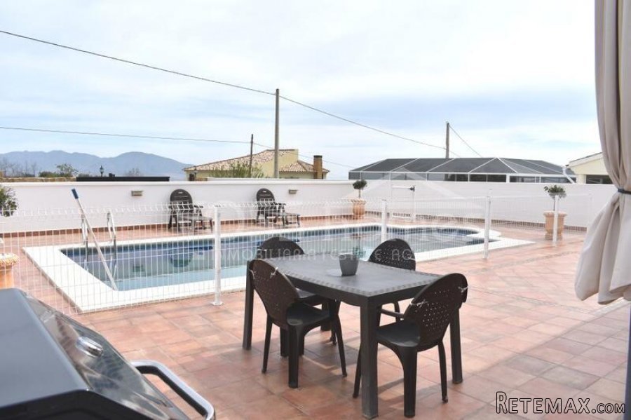 A beautifully presented, very spacious, 2 bedroom, 1.. - 3