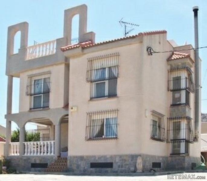 4 BED BEACH LOCATION - DETACHED VILLA