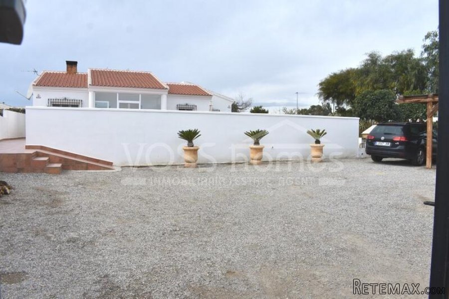 A beautifully presented, very spacious, 2 bedroom, 1.. - 4