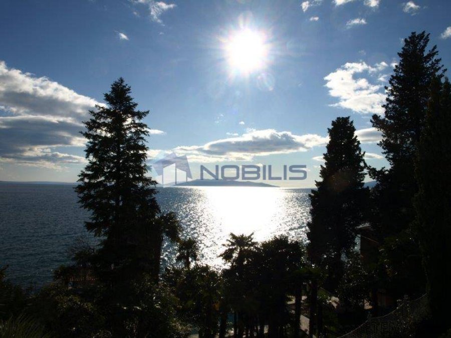 Opatija-centar- stan 100m2 u prizemlju s vrtom