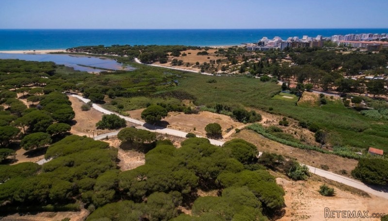 Beautifully located land plot with sea..