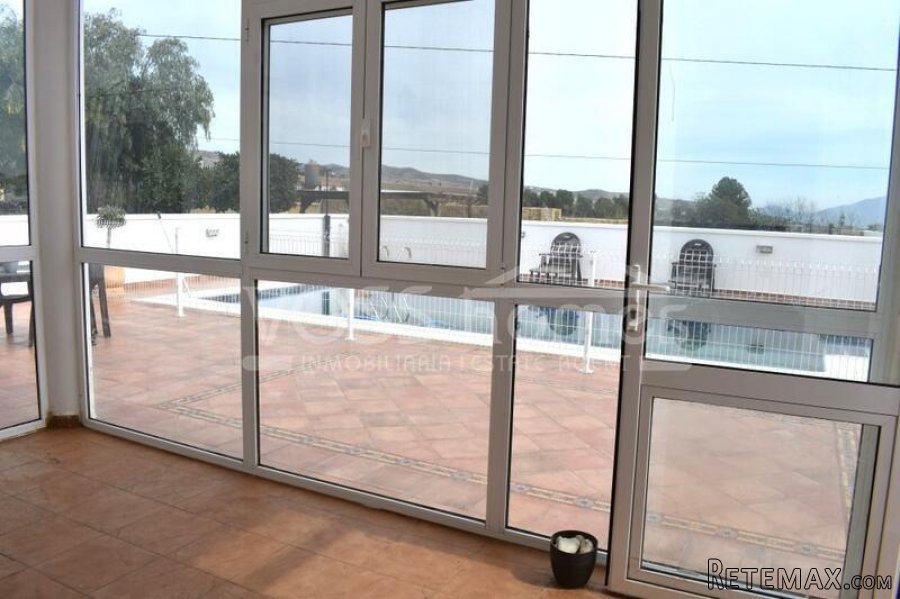A beautifully presented, very spacious, 2 bedroom, 1.. - 8