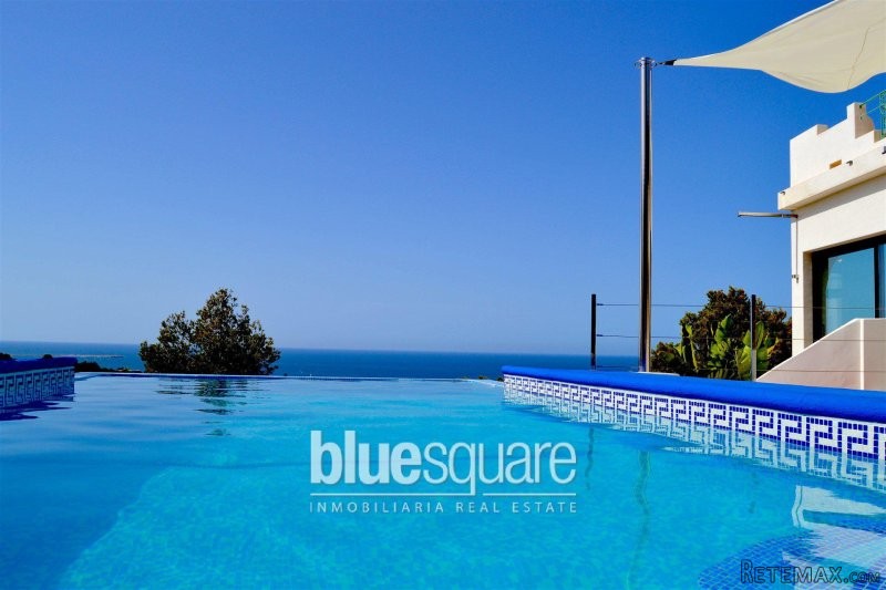Exceptional villa in Las Rotas With..
