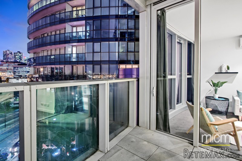Live in the World Class Quays Complex! - 2