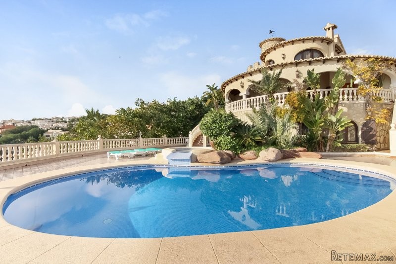 Front line villa with spectacular sea..