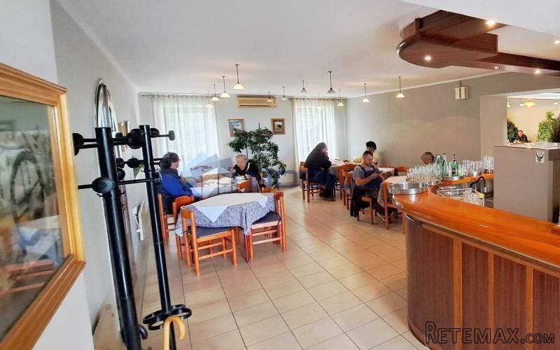 Žminj - centar, uhodan restoran 385 m2 + stan 65 m2 - 8