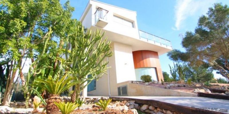 5 Bedroom 3 Bathroom Villa in Javea.