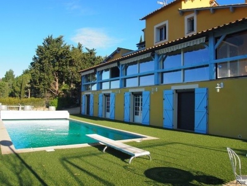 Villa With 3 Accomodations On 2180 M2..