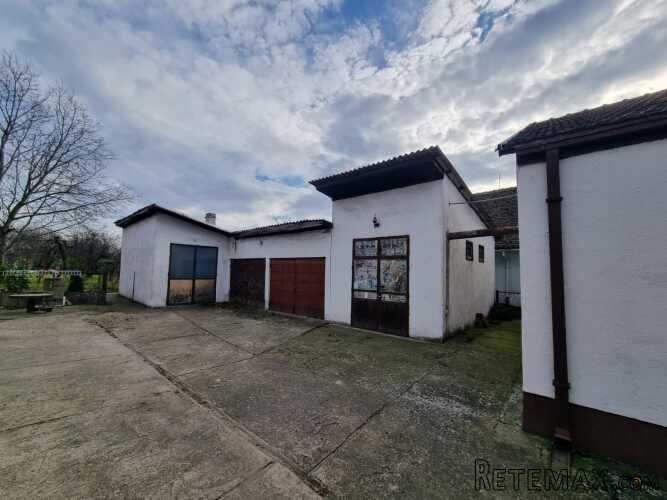 Kuca i pomocni objekti 220m2,plac 11ari - 2