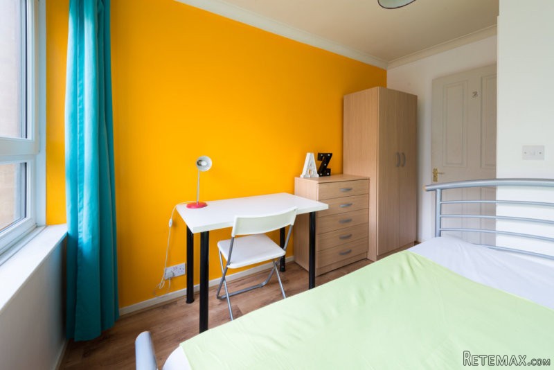 Single with double bed near Manor House..