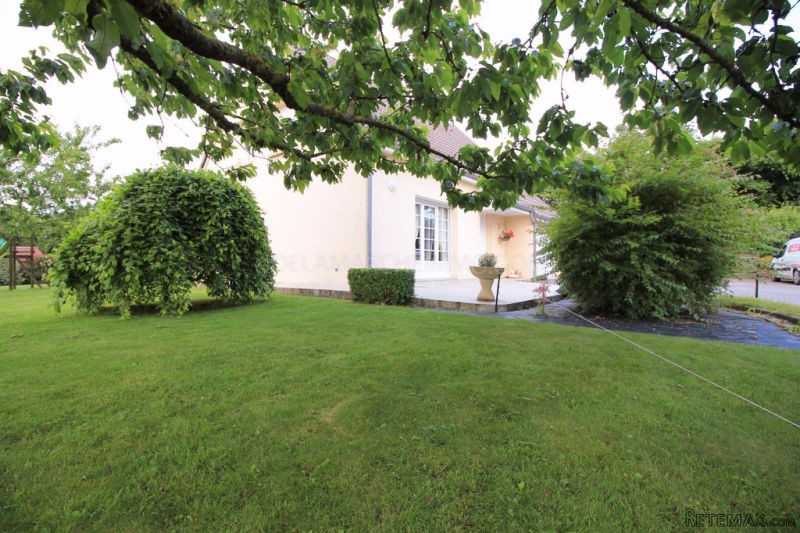 Countryside Villa Set Near The Shops - 2