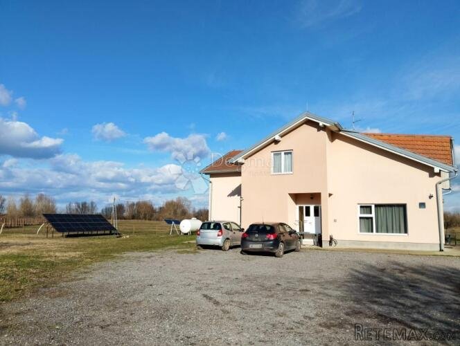 Pansion i konjički klub s apartmanima i restoranom