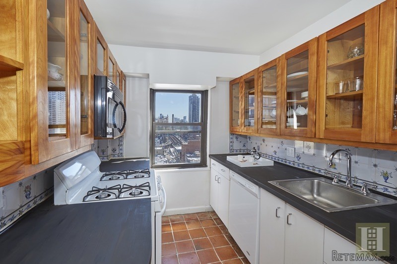 3 bedroom Apartment For Sale: 166 EAST..