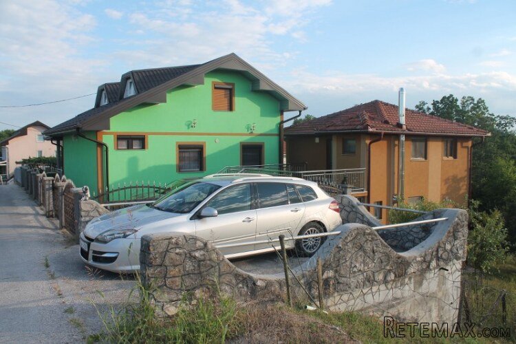 Moderan posjed sa dvije kuće v. Kladuša