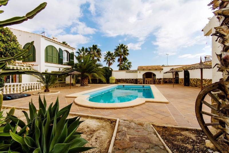 5 Bedrooms - Villa - Alicante - For Sale