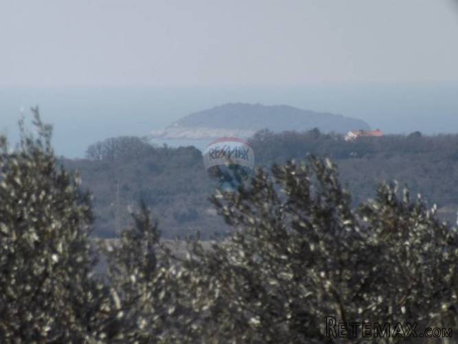 Bale, poljoprivredno zemljište s pogledom na more