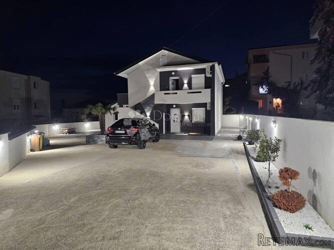 OTOK PAG NOVALJA SAMOSTOJEĆA KUĆA SA TRI APARTMANA