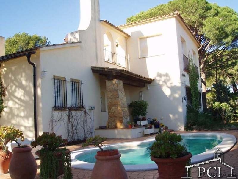 acr Detache house with pool.