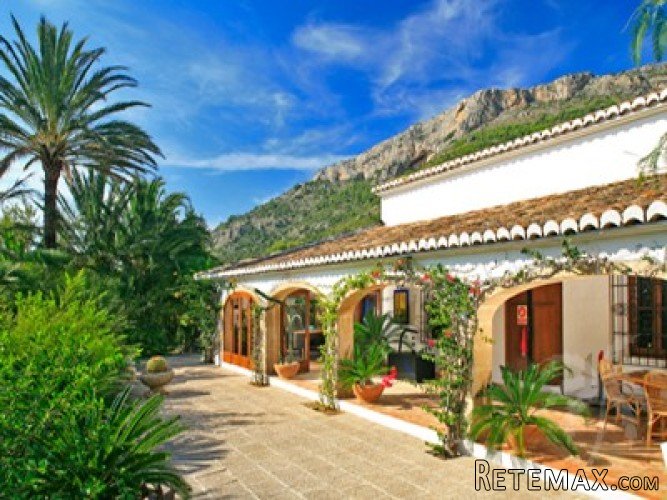 Rustic villa with lots of character on large plot on the.. - 2