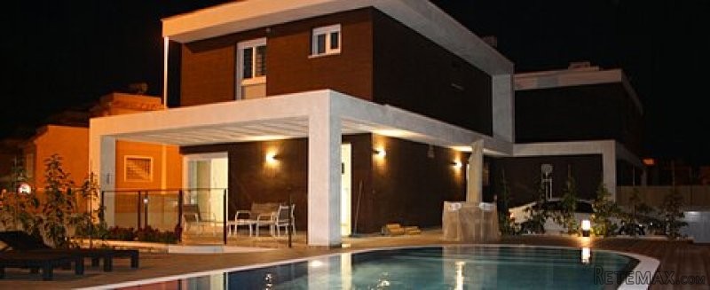 * STUNNING DETACHED VILLAS