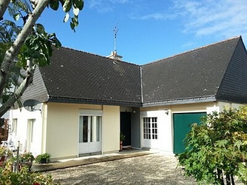 Modern 3 bed, in town with garage and..