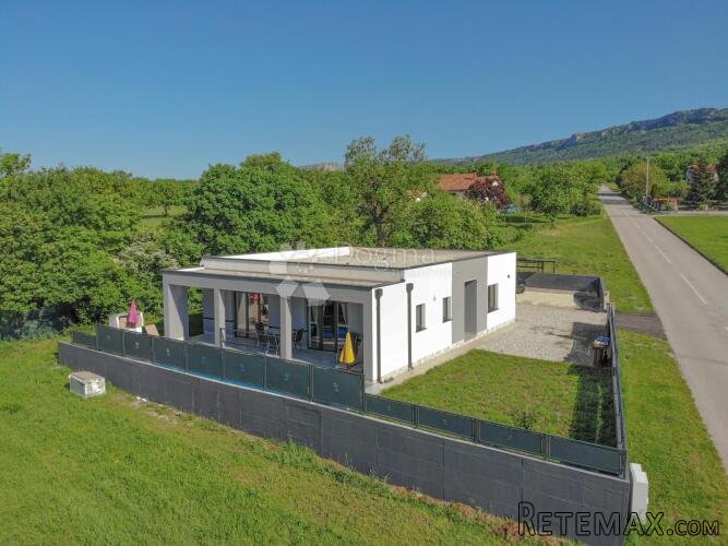 Buzet, atraktivna kuća s bazenom i prekrasnim pogledom