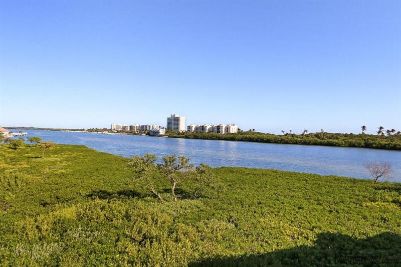 2 bedroom Residence For Sale: Tequesta..
