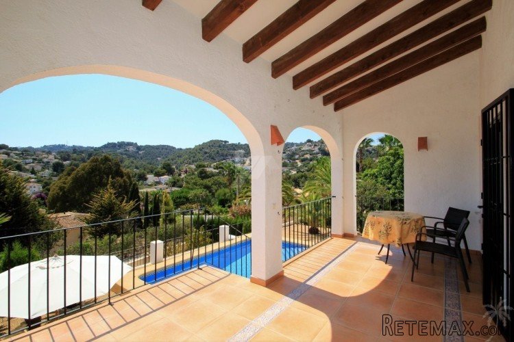 This very well presented villa is distributed on two levels.. - 2
