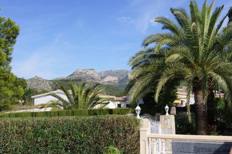 Villa with sea and mountain views in La..