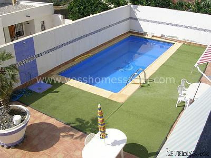 ABSOLUTE BARGAIN - Larger than average, 2 bed, 1.5 bath.. - 5