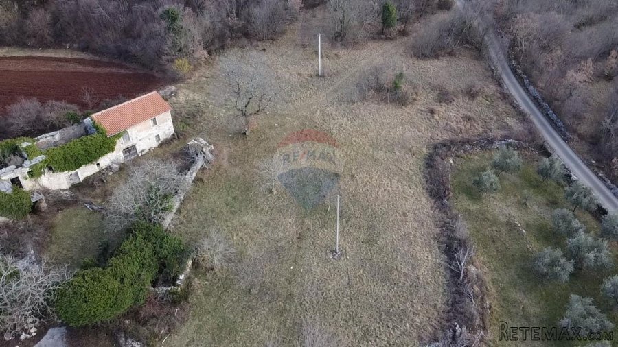 Istra, Oprtalj - istarska kuća s velikom okućnicom u okolici