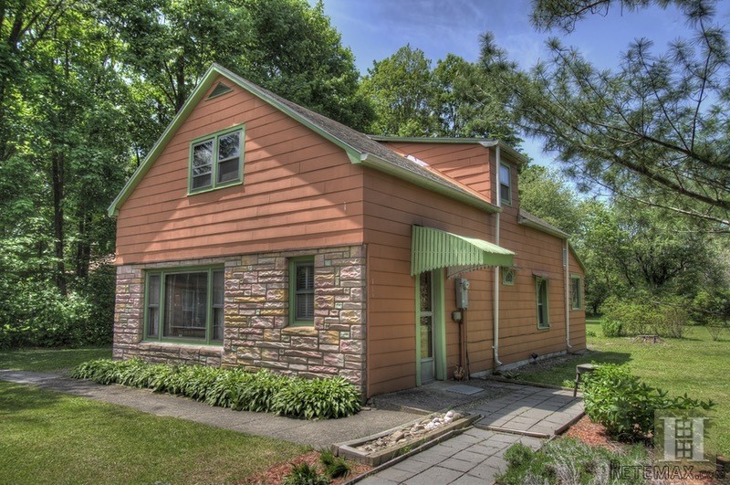 2 bedroom House For Sale: A COUNTRY..