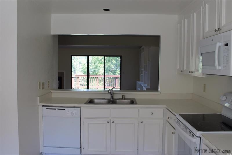 3 bedroom House For Sale: 1016 Susan.. - 2
