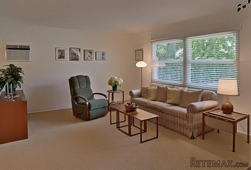 3 bedroom House For Sale: 548 Walnut Ln - 2