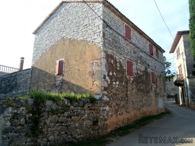 Kamena kuća za adaptaciju blizu Poreča i 300 m2...