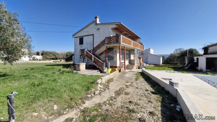 Istra, Rakalj- kuća s bazenom,građevinsko zemljište 3000m2 - 2