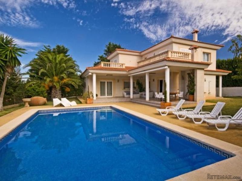 Large Villa With Pool And Sea Views
