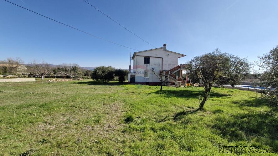 Istra, Rakalj- kuća s bazenom,građevinsko zemljište 3000m2 - 3