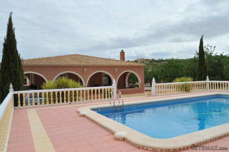 Spacious 4 bed in a cosmopolitan valley.. - 2