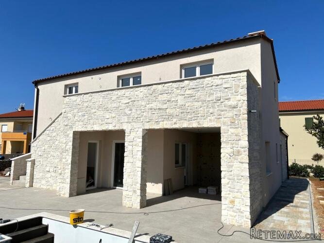 Krk – Sveti Anton, nova kuća s bazenom i 4 spavaće sobe