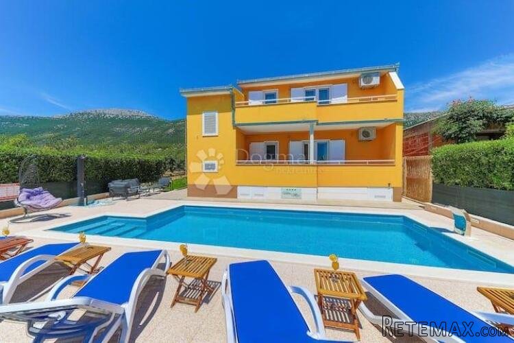 VILLA SA BAZENOM - KAŠTEL LUKŠIĆ