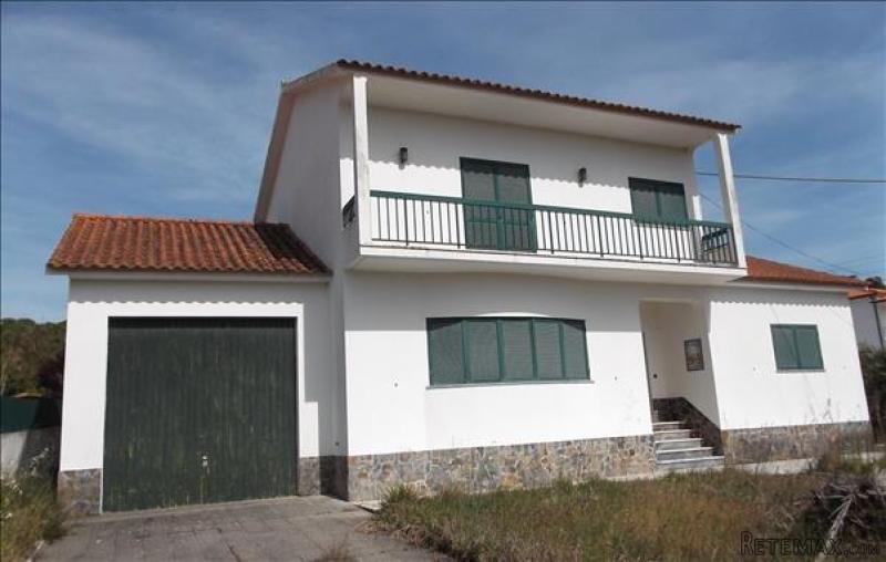 Bargain 4 bed house with swimming pool